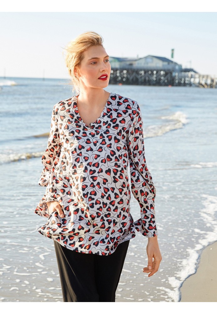 Pattern Blouse of a spacious cut with pleats on the sleeves (Burda 10/2018, pattern number 105 B)