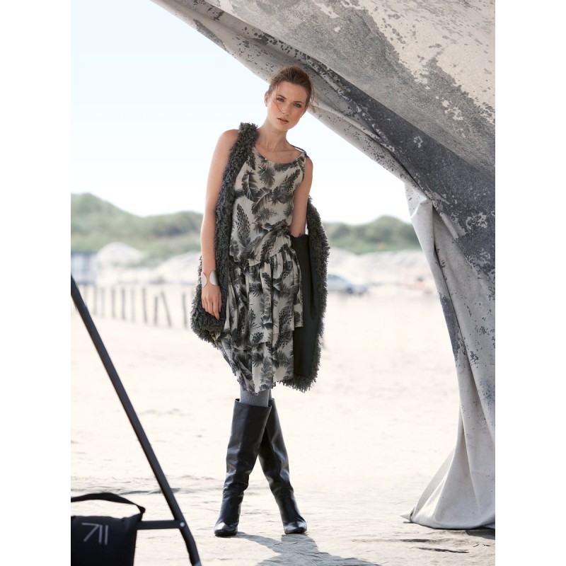 Pattern Dress with a low...