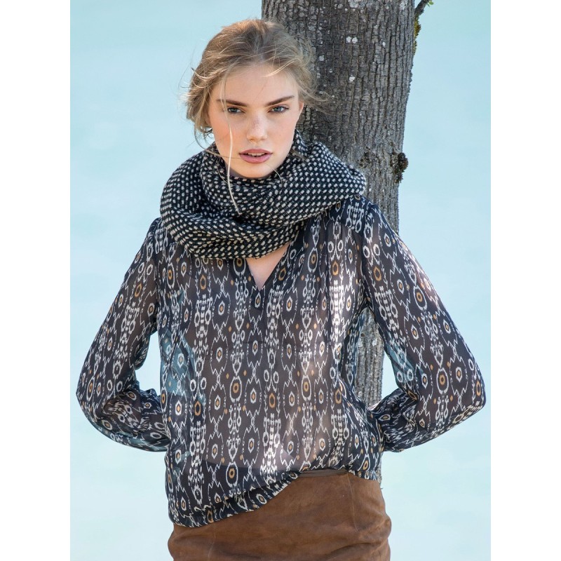 Pattern V-neck blouse...