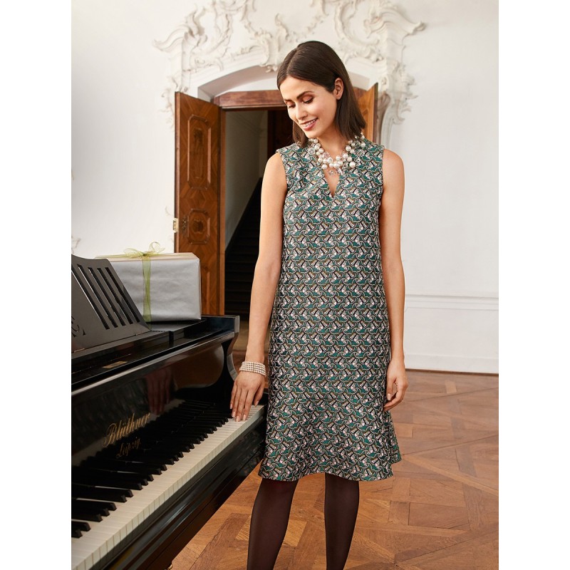 Pattern Dress of a straight...