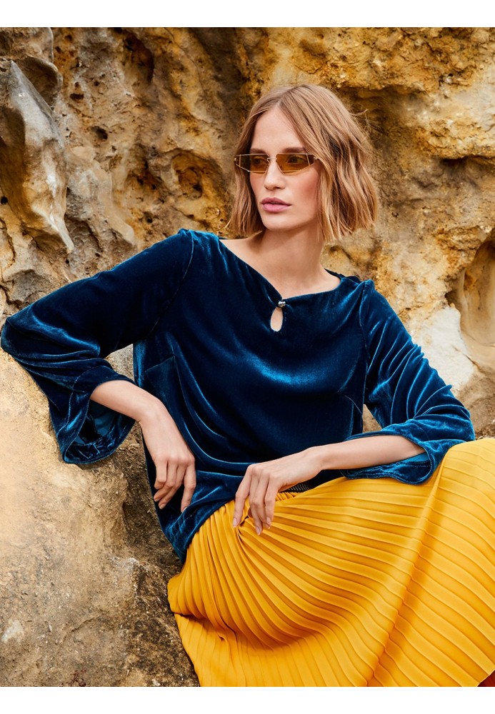 Pattern Velvet straight-cut blouse with a teardrop neckline (Burda 12/2019, pattern number 115)