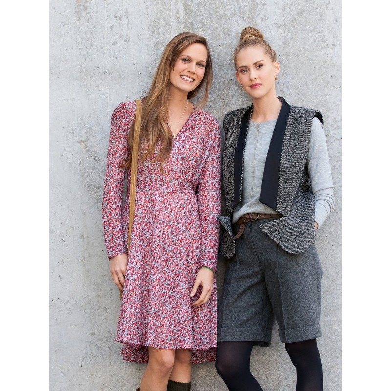 Pattern Dress with a flared...