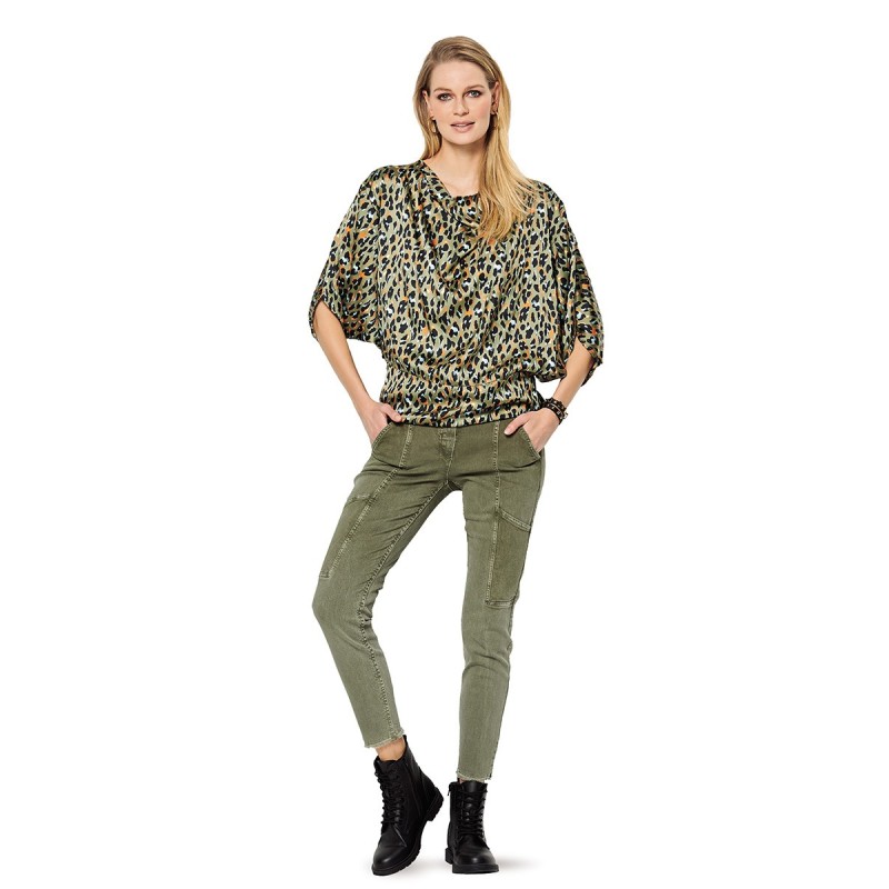 Pattern Straight-cut blouse...