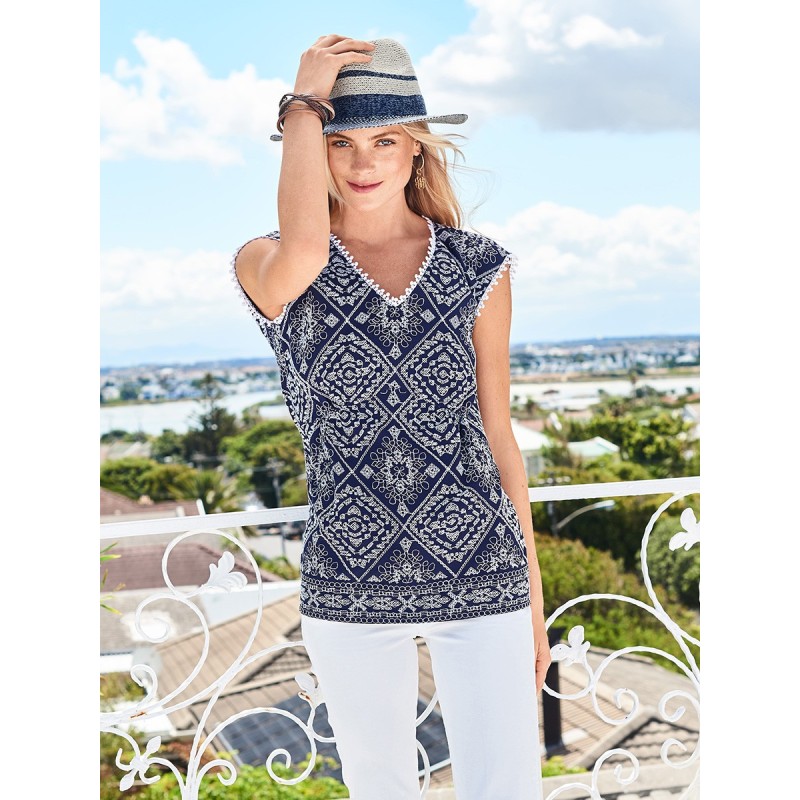Pattern V-neck fitted top...