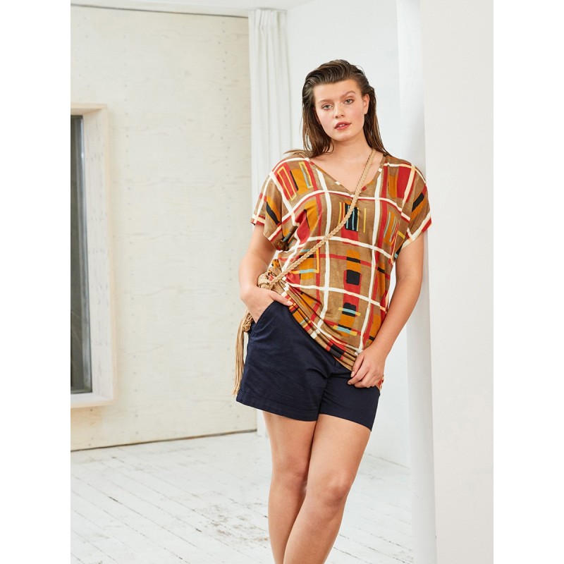 Pattern T-shirt with a...