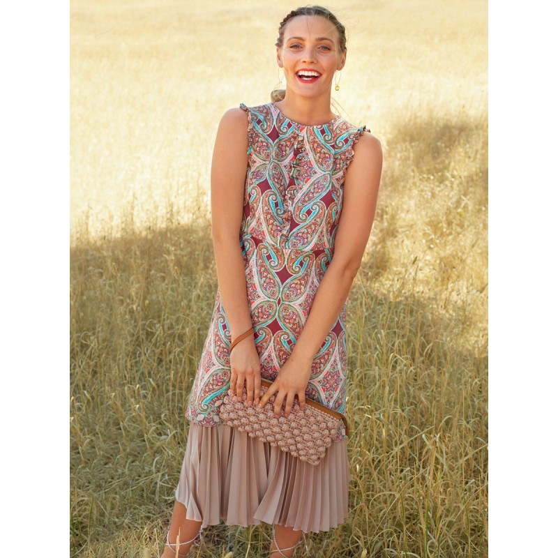 Pattern Dress of flared cut...