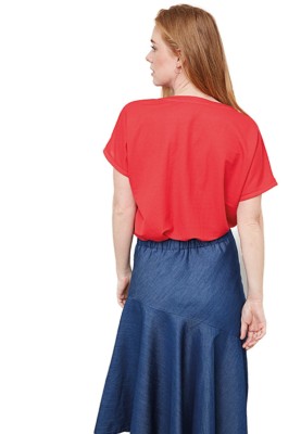 Pattern Blouse of a simple cut with a V-neckline (I love to sew 1/2019, pattern number 110)