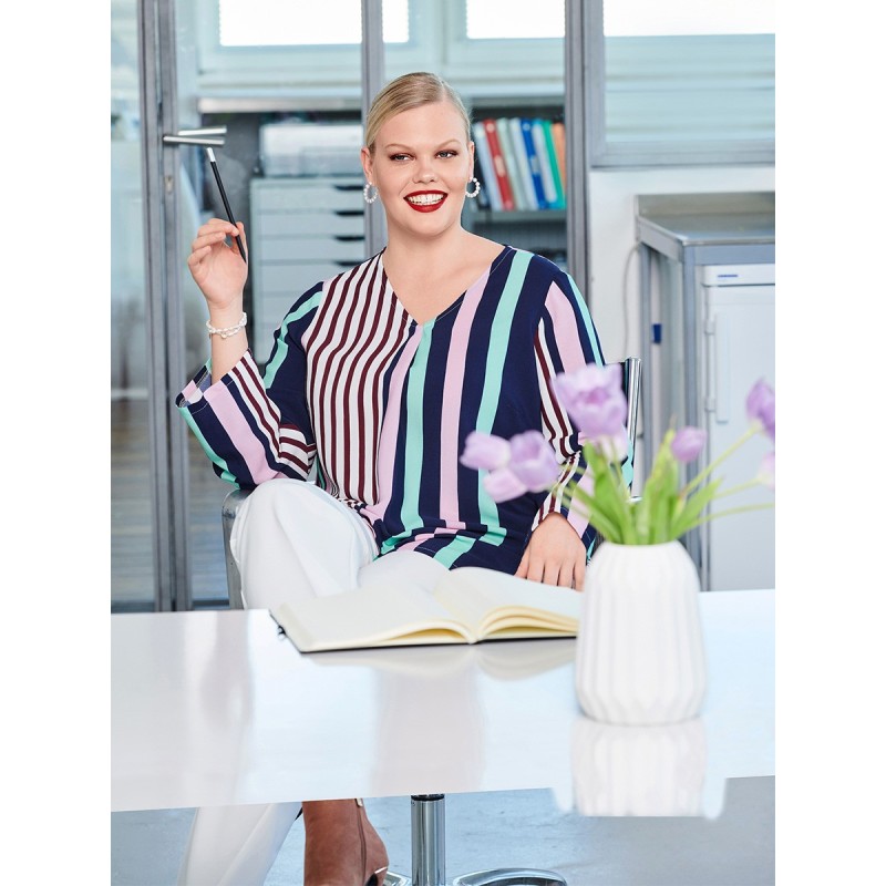 Pattern V-neck loose fit...