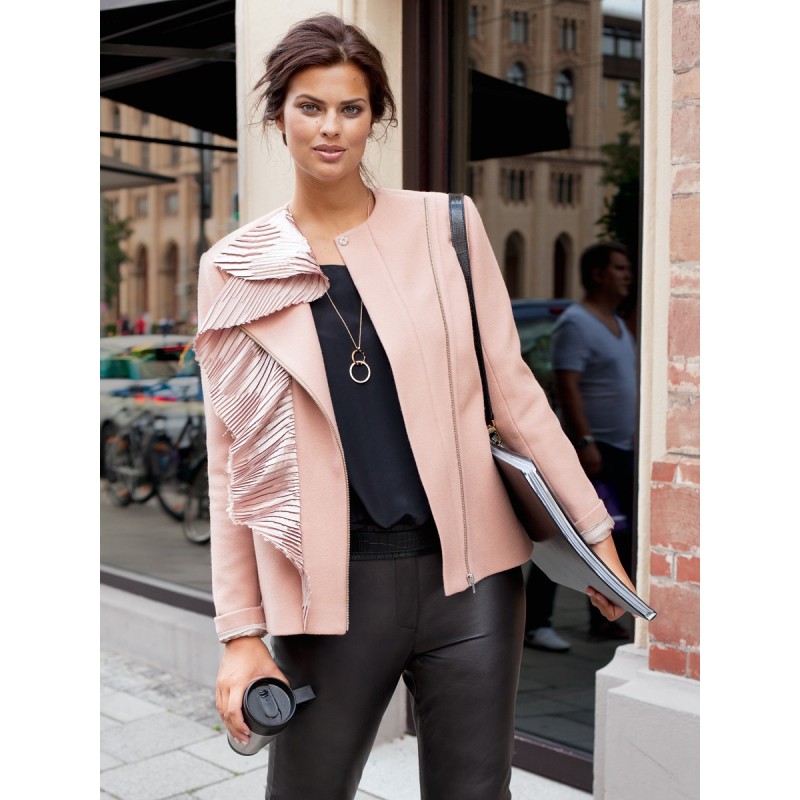 Pattern Jacket of a fitted...