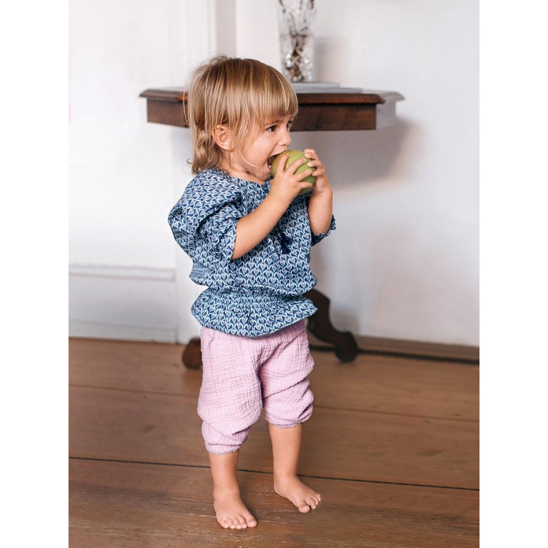 Pattern Loose pants on an...