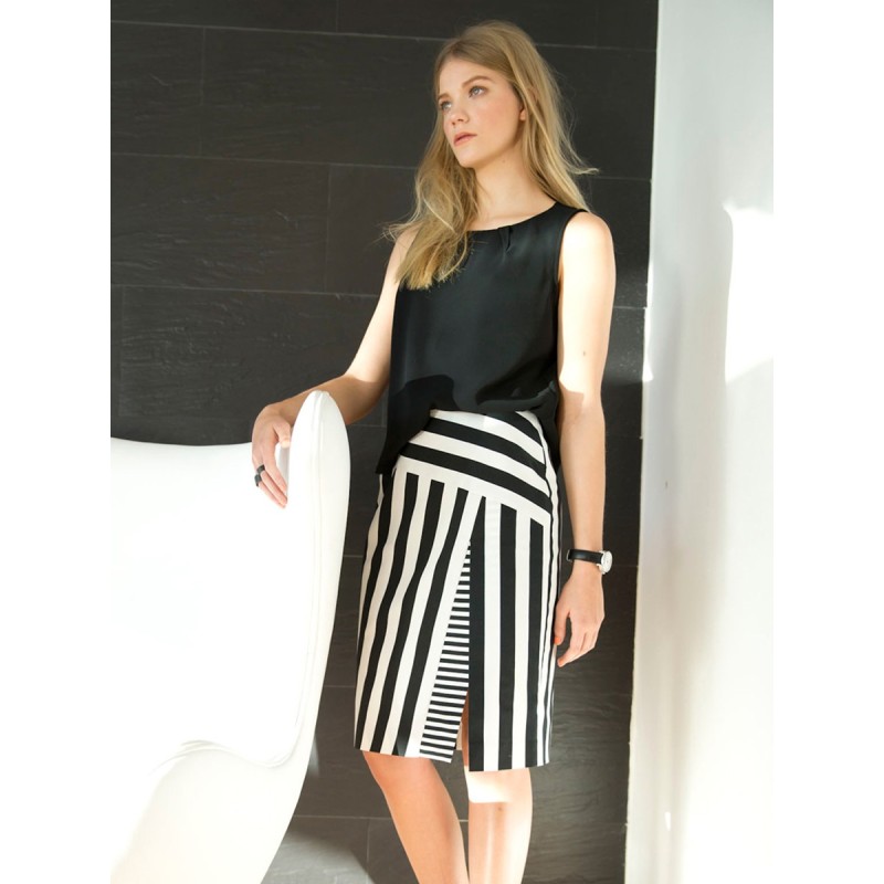 Pattern A narrow skirt with...
