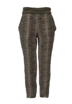 Pattern Crepe deshine trousers on a wide knitted belt (Burda 6/2012, pattern number 138 A)