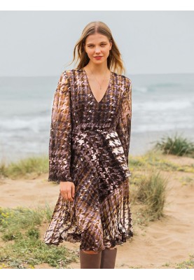 Pattern Dress of a fitted cut with flared sleeves (Burda 8/2018, pattern number 116)