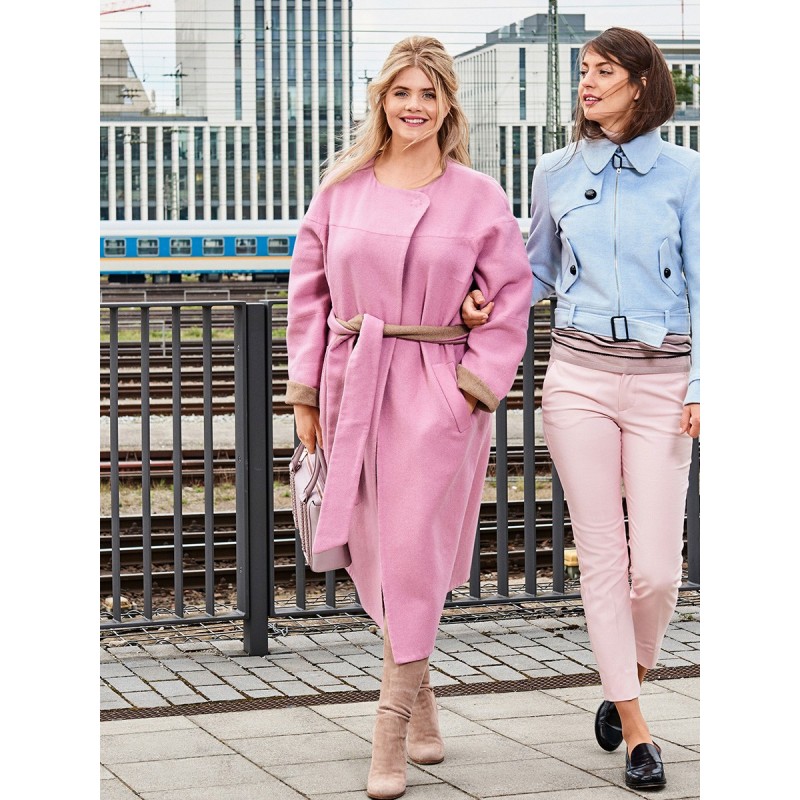 Pattern Coat of a spacious...