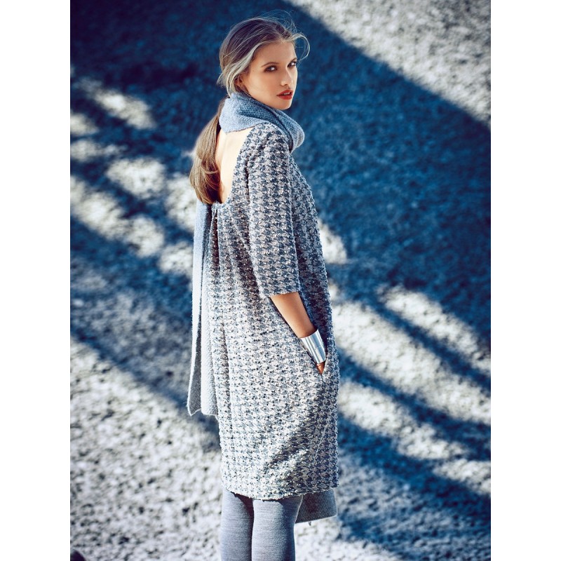 Pattern Dress with a deep...