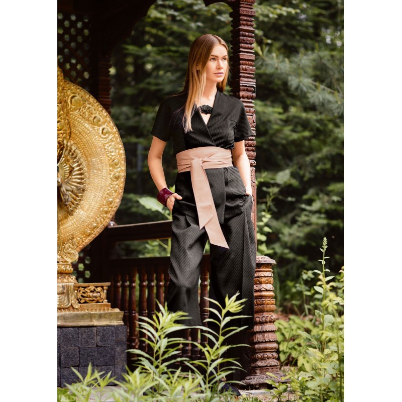 The pattern of the pants is...