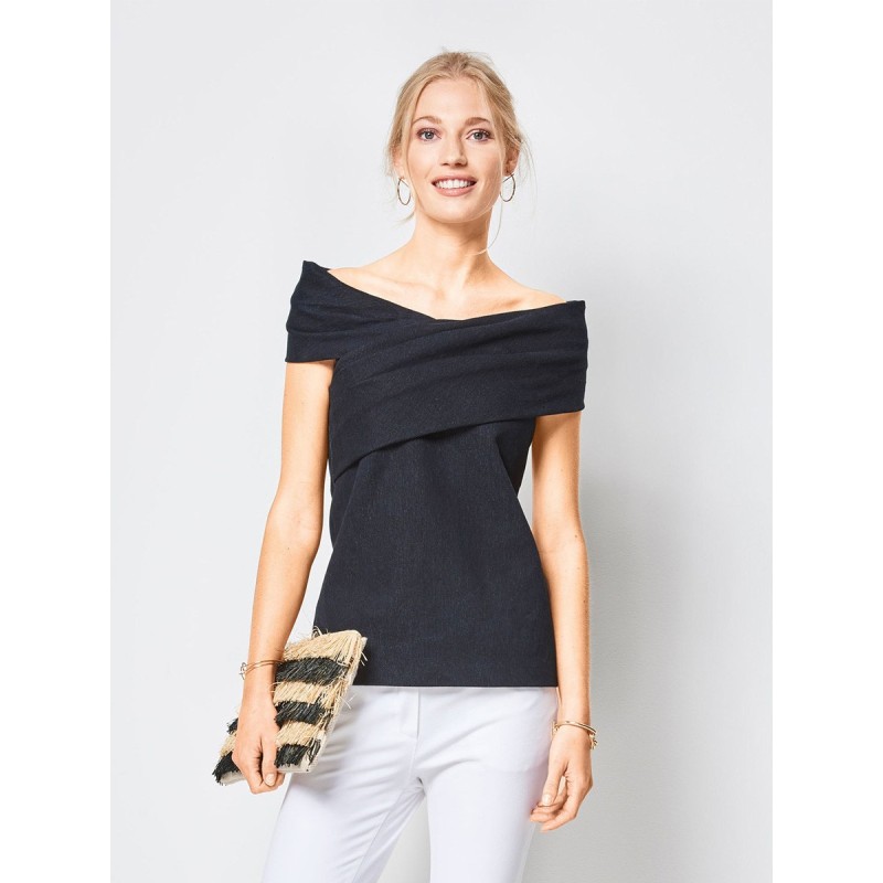 Pattern Slim fit top with a...