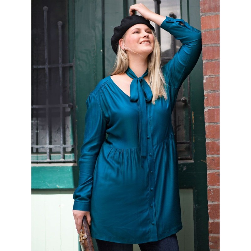 Pattern V-neck blouse...