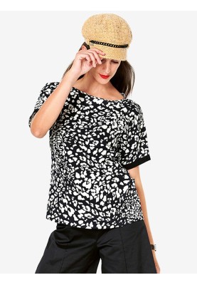 Pattern Blouse of simple cut with short sleeves (Burda 1/2020, pattern number 6225 B)