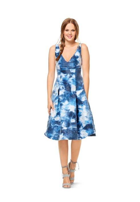 Pattern Empire dress with a deep V-neckline (Burda 1/2017, pattern no. 6536 B)