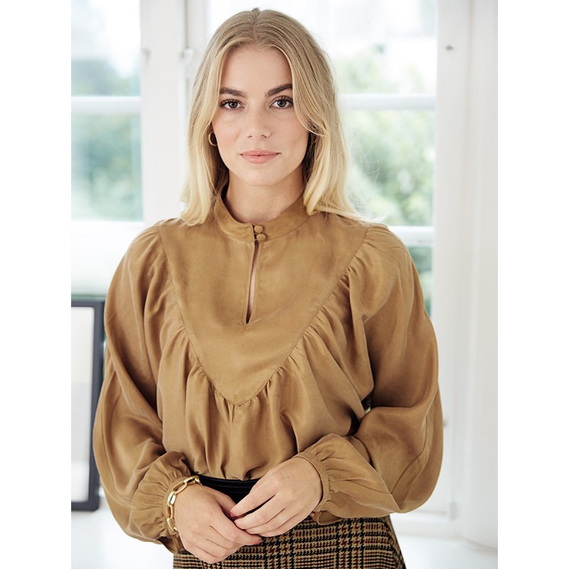 Pattern Blouse with a...