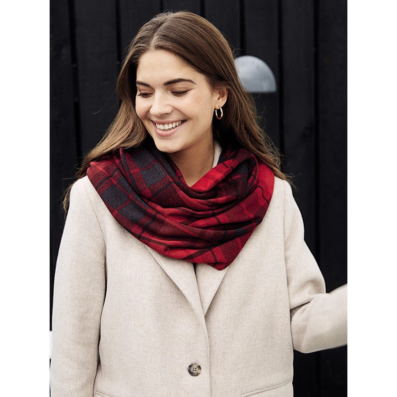 Scarf-snood pattern made of...